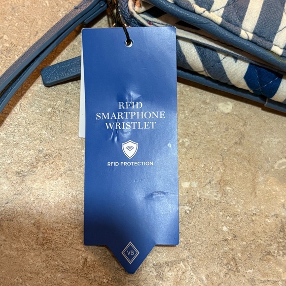 Vera Bradley RFID Smartphone Wristlet Wallet Geo Medallions NWT - Picture 10 of 14